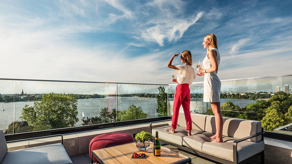 HERITAGE Rooftop Bar Hamburg - Aussicht auf die Außenalster